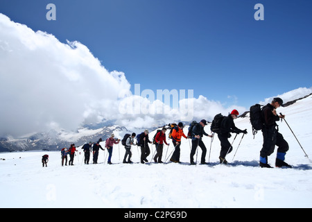 Alpinisten auf den Elbrus im Kaukasus-Gebirge klettern. Kabardino-Balkarien. Russland. Stockfoto