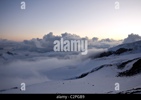 Sonnenuntergang in den Bergen des Kaukasus. In der Nähe von Berg Elbrus. Kabardino-Balkarien. Russland. Stockfoto