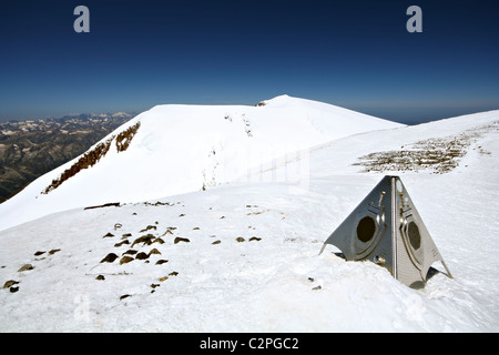 Schnee-Felsen im Hochgebirge. Blick vom östlichen Gipfel des Elbrus (5621m) zum westlichen Gipfel des Elbrus (5642m). Kaukasus-Gebirge. Stockfoto