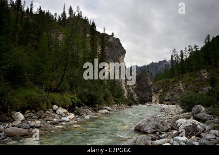 Bergfluss Yamangol in Ost-Sajan-Gebirge. Republik Burjatien. Sibirien. Russland. Stockfoto