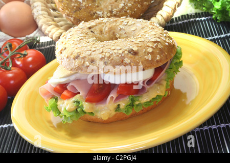 Roggen-Bagel mit Salat, Schinken und Ei Stockfoto