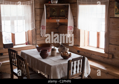 Russische Wohnraum im alten Holzhaus. Museum-Interieur Stockfoto