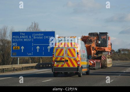 Abnorme Belastung Transport auf der M4 Autobahn, England, UK Stockfoto