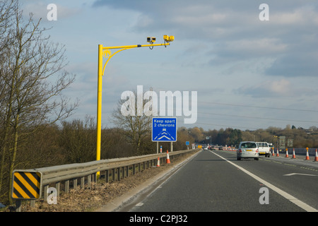 Durchschnittliche Geschwindigkeit Kameras, Durchschnittsgeschwindigkeit zu überprüfen, auf der Autobahn M4, England, UK Stockfoto