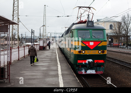 Intercity elektrische Geschwindigkeit trainieren in Russland in Provinz-Bahnhof, Luban. Russland Stockfoto