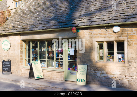 Heutigen Zeit-Souvenir-Shop, Cotswold stone Cottages, Arlington, Bibury, die Cotswolds, Gloucestershire, England, UK Stockfoto