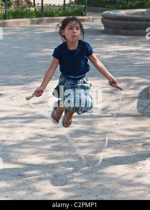 Ein junges Mädchen springt Seil in den wichtigsten Platz der Antiqua, Guatemala. Stockfoto