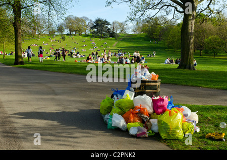 Überquellenden Mülleimer im Greenwich Park, London, England, Großbritannien, UK Stockfoto