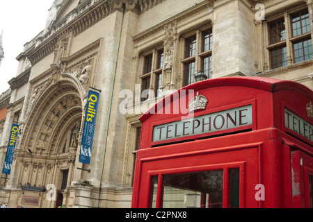 Detail von einem klassischen rote Telefonzelle befindet sich außerhalb des V & A Museum, Kensington, London, 2010 Stockfoto