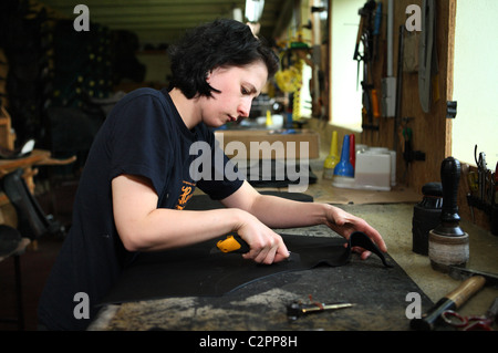 Handwerk, Produktion eines Sattels, schneiden ein Stück Leder, Haage, Deutschland Stockfoto