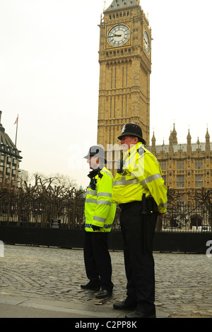 Zwei Polizisten stehen vor den Houses of Parliament, die Schutz vor potentiellen Bedrohung, London, 2011 Stockfoto