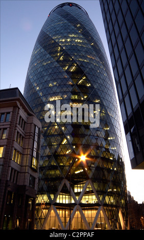 Swiss Re aka die Gerkin in der City of London Stockfoto
