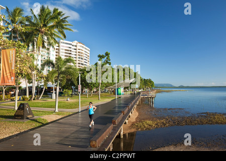 Jogger auf der Esplanade Promenade. Cairns, Queensland, Australien Stockfoto