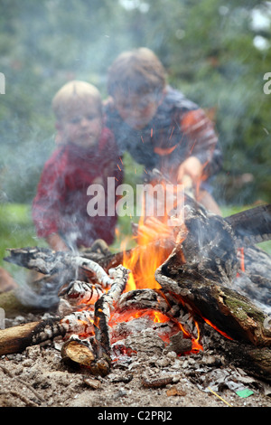 Kinder am Lagerfeuer Stockfoto