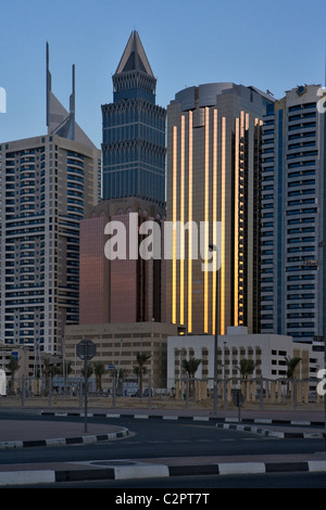 Stadtansichten von Dubai Stadtansichten von Dubai - Al Moosa Türme 1 und 2 mit dem neuesten Turm hinter Stockfoto