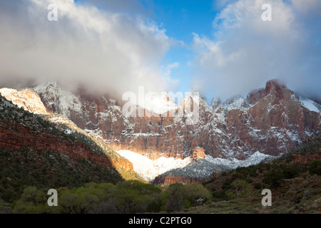 Sonnenaufgang über dem Sandsteinfelsen des Zion National Park Stockfoto