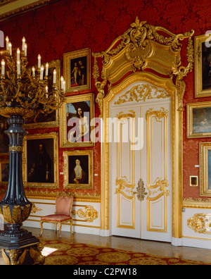 Apsley House. Blick auf eine der Türen in der Waterloo-Galerie mit einem sibirischen Porphyr Kandelaber nach links. Stockfoto