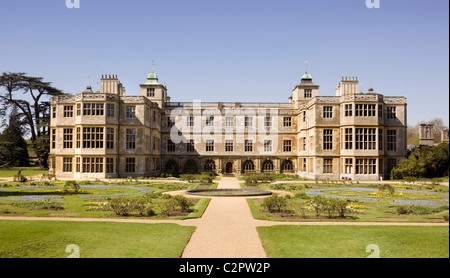 Audley End. Blick auf die Ostfassade des Hauses mit dem Parterre Gärten. Stockfoto