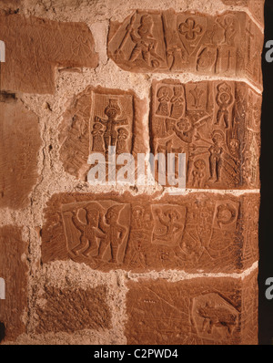 Carlisle Castle. Gefangenen Schnitzereien aus um 1480... Stockfoto
