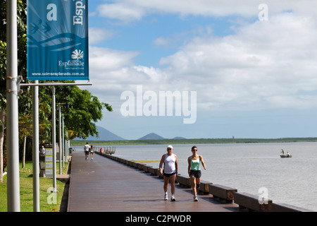 Paar zu Fuß entlang der Promenade. Cairns, Queensland, Australien Stockfoto