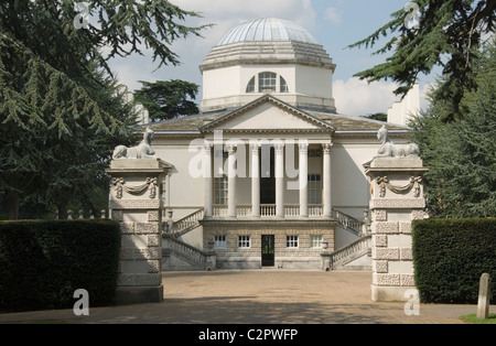 Chiswick House. Blick auf die Südfront gesehen zwischen den Vorplatz Eingang Pfeiler. 1729 Stockfoto