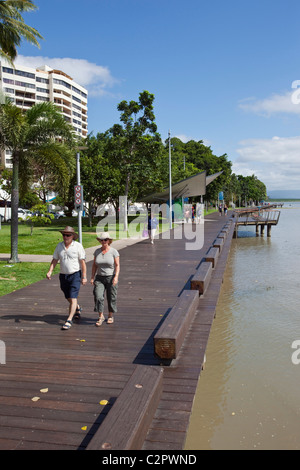 Blick entlang der Esplanade Promenade. Cairns, Queensland, Australien Stockfoto