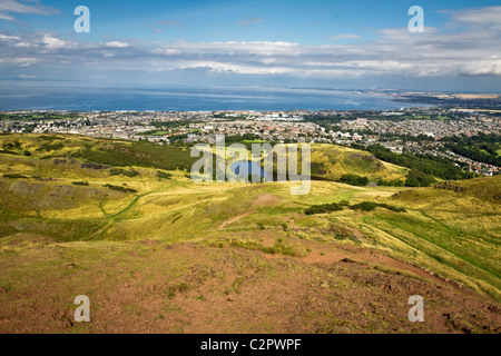 Die majestätischen Hügel über der Bucht - ideal für eine Wanderung Stockfoto