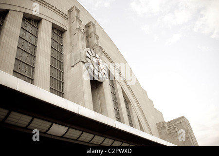 Cincinnati Union Terminal und Museumszentrum, Außenaufnahme mit Bogen und Uhr Stockfoto