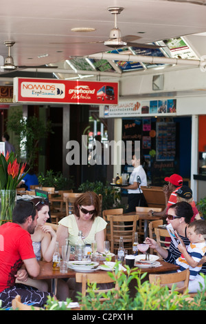 Zur Mittagszeit Diners auf der Esplanade. Cairns, Queensland, Australien Stockfoto