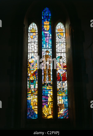 Portsmouth königliche Garnison-Kirche. Glasmalerei-Fenster Darstellung Soldaten aus verschiedenen Jahrhunderten. Stockfoto