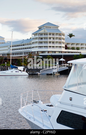 Der Pier an der Marina - eine am Meer gelegene Hotel und Einkaufszentrum Unterkunft Shangri-La Cairns. Cairns, Queensland, Australien Stockfoto