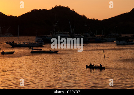 Sonnenuntergang über Labuan Bajo, Flores, Indonesien Stockfoto