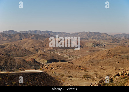 Oman, Wadi Bani Khalid, hoher Winkel Blick auf kargen Gebirge gegen klaren Himmel in arabische Halbinsel Stockfoto