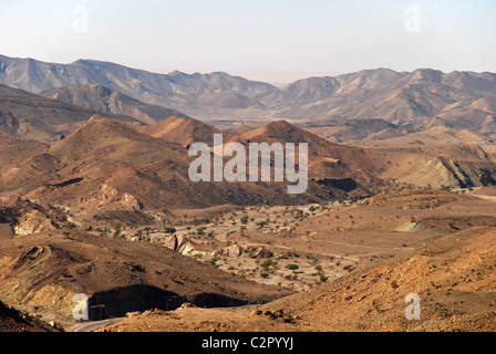 Oman, Wadi Bani Khalid, hoher Winkel Blick auf kargen Gebirge gegen klaren Himmel in arabische Halbinsel Stockfoto