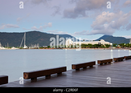 Der Esplanade Promenade mit The Pier am Hafen im Hintergrund. Cairns, Queensland, Australien Stockfoto