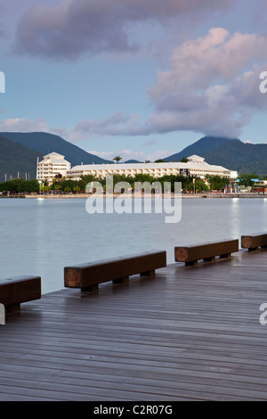 Der Esplanade Promenade mit The Pier am Hafen im Hintergrund. Cairns, Queensland, Australien Stockfoto