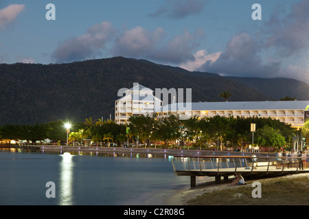 Blick entlang der Esplanade mit The Pier am Hafen im Hintergrund. Cairns, Queensland, Australien Stockfoto