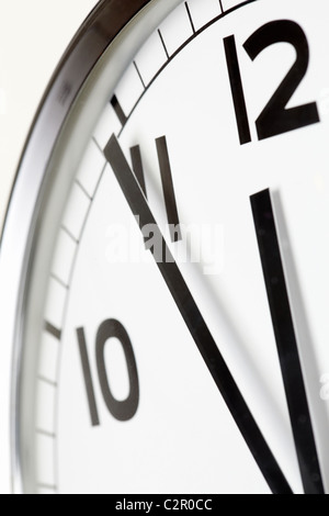 Foto der Uhr zeigt fünf Minuten bis Mittag Stockfoto