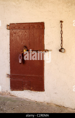 Gefängniszelle in der kleinen mittelalterlichen Stadt Veprinac, Kroatien gesperrt Stockfoto