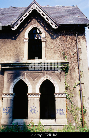 verfallenen viktorianischen gotischen Villa, leeren Fenster und gefallen in Dach, Entwicklungspotenzial!. Dulwich, S.E. Stockfoto