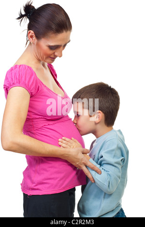 Kleiner Junge küssen seiner Mutter Bauch isoliert auf weißem Hintergrund Stockfoto