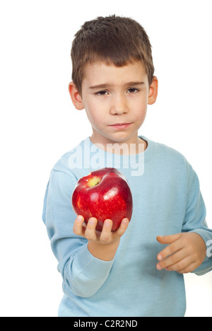 Kleiner Junge hält und Apple und sieht müde von zu viel Verzehr von Äpfeln oder nicht wie diese Frucht isoliert auf weißem Hintergrund Stockfoto