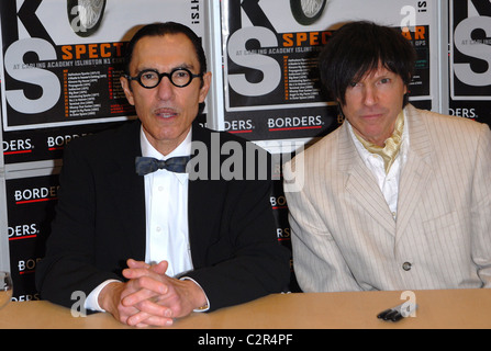 Ron Mael und Russell Mael Glam-pop-Duo Funken Exemplare ihres neuen Albums "Exotische Kreaturen Of The Deep" an Grenzen London, signieren Stockfoto