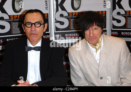 Ron Mael und Russell Mael Glam-pop-Duo Funken Exemplare ihres neuen Albums "Exotische Kreaturen Of The Deep" an Grenzen London, signieren Stockfoto