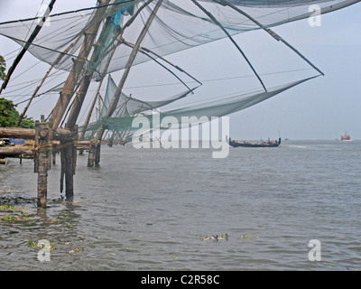 Chinesischen Fischernetze am Hafen von Kochi, Kerala, Indien Stockfoto