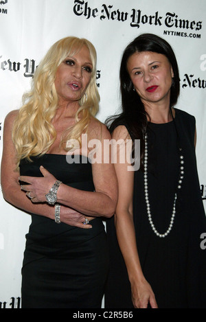 Donatella Versace und Tracey Ullman New York Times Center Sonntag mit dem Magazin Event zu den Zeiten New York City, USA Stockfoto