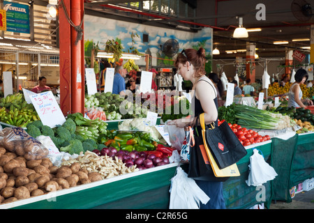 Shopping für Frischwaren Rustys Märkte. Cairns, Queensland, Australien Stockfoto