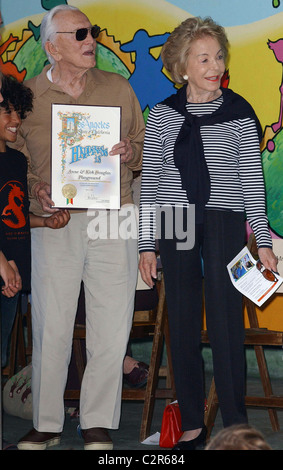 Kirk Douglas und Frau Anne Douglas Kindergarten Spielplatz Einweihungsfeier in Ivanhoe Elementary School in Silver Lake Los Stockfoto