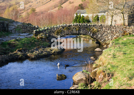 Urige alte Papppferd-Brücke über Watendlath Beck im Lake District National Park. Watendlath, Cumbria, England, Großbritannien Stockfoto