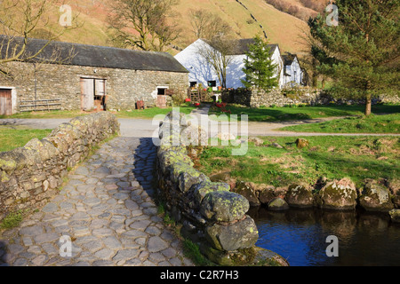 Watendlath, Cumbria, England, UK. Blick entlang der malerischen alten Lastesel Brücke über Watendlath Beck im Lake District National Park Stockfoto